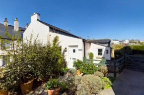 Spacious & relaxing cottage stay with free parking